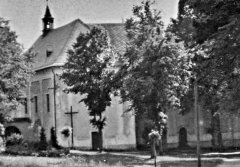 vstup do kostela s jednoduchým křížem