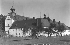 historické foto kostela (vpravo) s klášterem