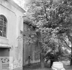 historické foto kostela (vlevo)