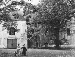 historické foto kostela (vlevo)