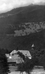 historické foto kostela (vlevo)