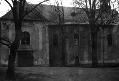 historické foto kostela (vlevo)