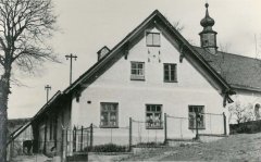 v popředí Medlice čp. 3, v pozadí kostel