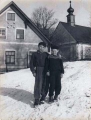 historické foto kostela (v pozadí)