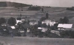 celkový pohled na ves s kostelem a zvonicí