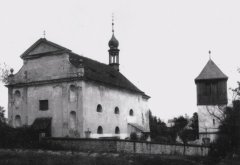 historické foto kostela a zvonice