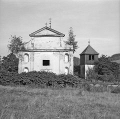 historické foto kostela a zvonice