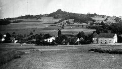 historické foto kostela a zvonice (vpravo)