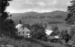 dobová pohlednice vsi s kostelem (v pozadí)