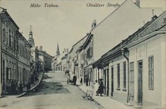 historické foto části města s kostelem (v pozadí)