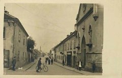 historické foto kostela (vpravo)