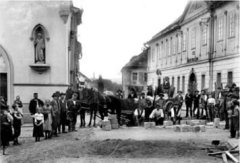 historické foto kostela (vlevo)