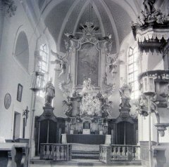 historické foto interiéru kostela (zadní část)