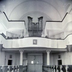 historické foto interiéru kostela (přední část)