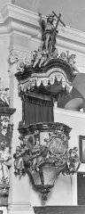 historické foto interiéru kostela (kazatelna)
