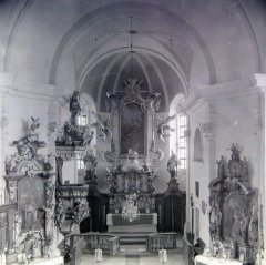 historické foto interiéru kostela (zadní část)
