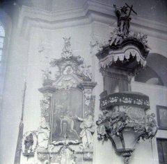 historické foto interiéru kostela (kazatelna a boční oltář)