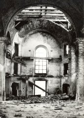 interiér kostela před demolicí