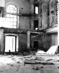 interiér kostela před demolicí