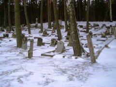 zpustlý hřbitov nedaleko kostela