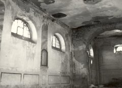 interiér kostela před demolicí