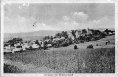 dobová pohlednice vsi s kostelem