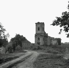 torzo kostela před demolicí