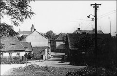 historické foto vsi s kostelem