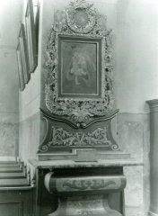historické foto interiéru kostela (boční oltář)