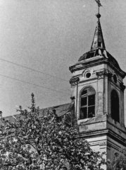 chátrající kostel - poškozená střecha věže