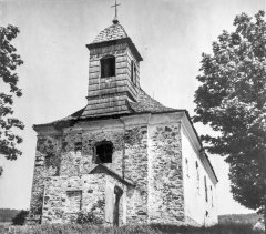 chátrající kostel
