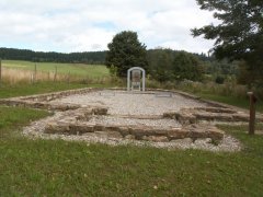 obnovené obvodové zdivo kostela - pohled zepředu