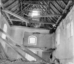 interiér kostela před demolicí
