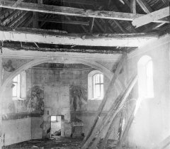 chátrající presbytář kostela - na stěnách malby hlav sv. Petra a Pavla