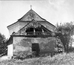 chátrající kostel