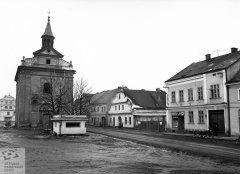 náměstí s kostelem