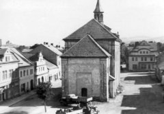 náměstí s kostelem