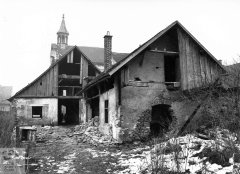 historické foto kostela (věž v pozadí)