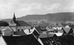 celkový pohled na město s kostelem
