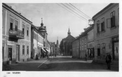 pohled ulicí ke kostelu