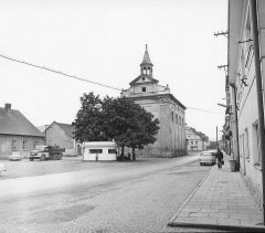náměstí s kostelem