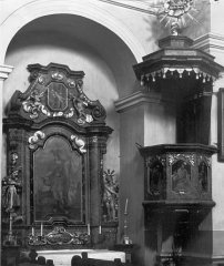 boční oltář sv. Floriana z roku 1739 s původní kazatelnou