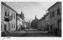pohled ulicí ke kostelu