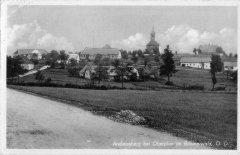 dobová pohlednice vsi s kostelem