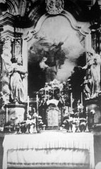 historické foto interiéru kostela (hlavní oltář)