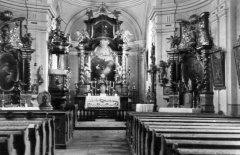 interiér kostela bezprostředně před zahájením vyklízení - zadní část