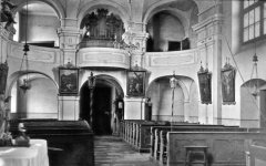 interiér kostela bezprostředně před zahájením vyklízení - přední část