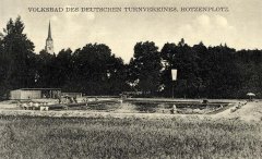 historické foto části města s kostelem