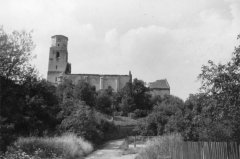 poškozený kostel před demolicí