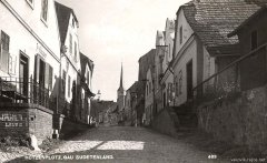 pohled ulicí ke kostelu